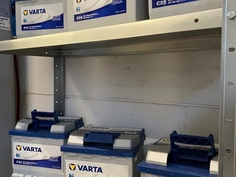 Batterie VARTA sugli scaffali dell'officina