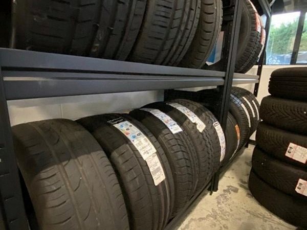 Pneumatici a scaffale nel magazzino dell'officina