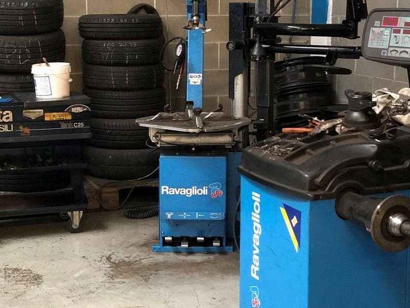 Smontagomme ed equilibratrice nella postazione gommista