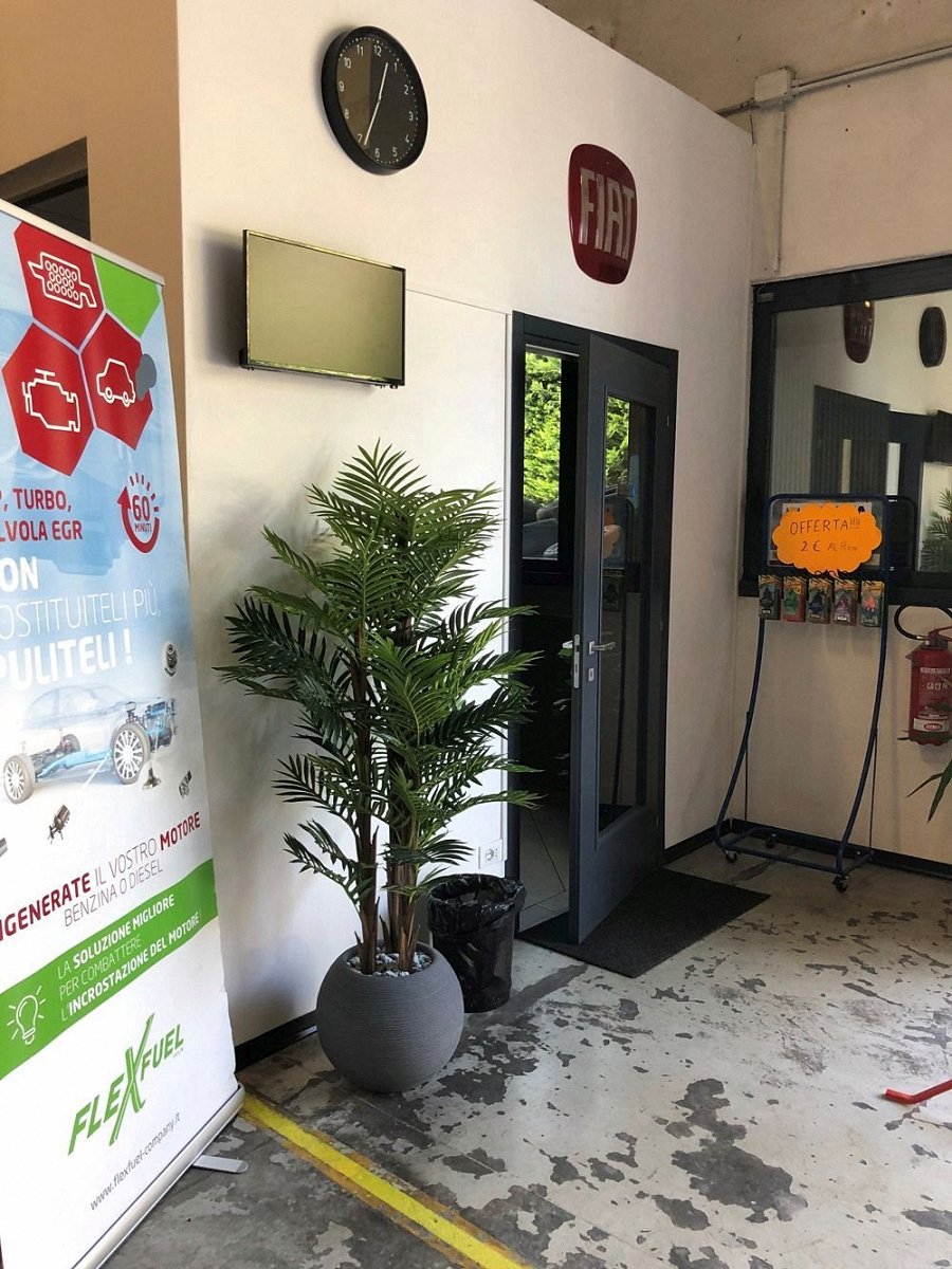 Accettazione dell'officina con il materiale informativo FLEX FUEL