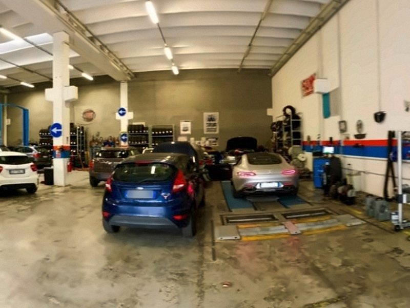 Auto in lavorazione sui ponti dell'officina