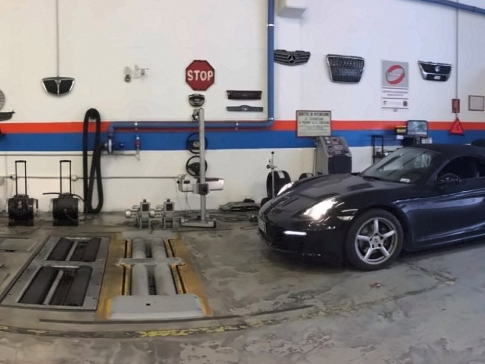 Auto sulla linea di revisione, al controllo dei fari