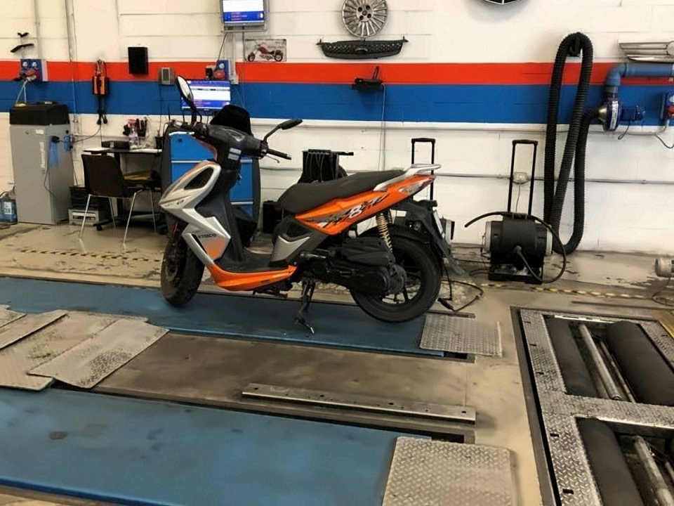 Scooter sulla linea di revisione per moto