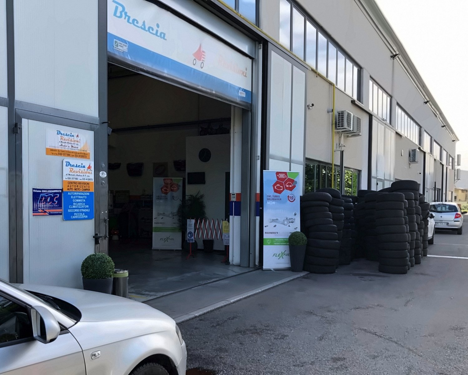 L'ingresso di Brescia Revisioni in Via Francesco Nullo 10 a Brescia